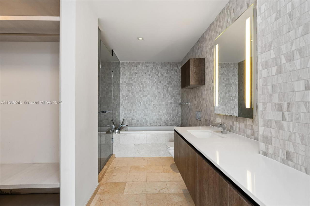 Real estate property located at 68 6th St #3906, Miami-dade, Reach Condo, Miami, FL