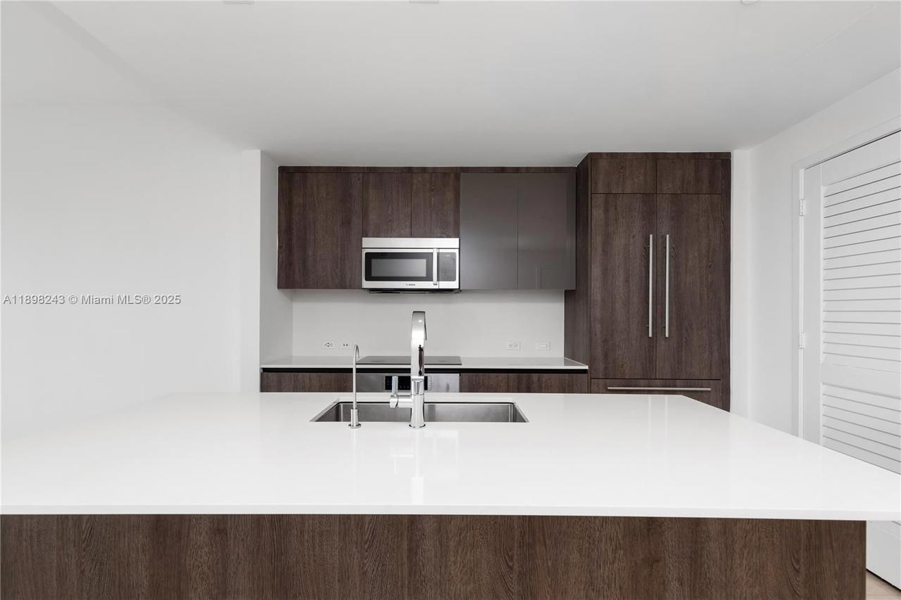 Real estate property located at 68 6th St #3906, Miami-dade, Reach Condo, Miami, FL