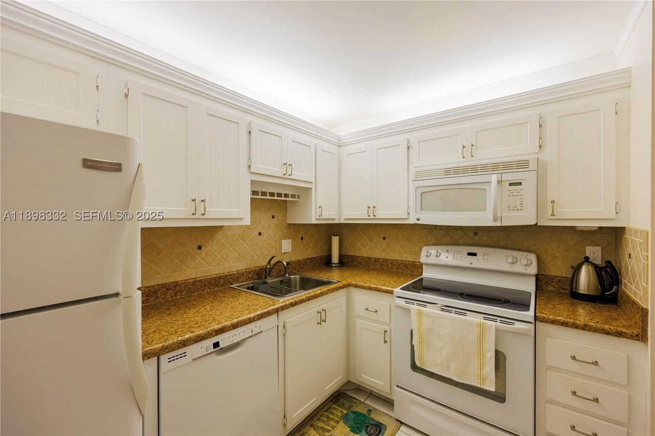 Real estate property located at 4750 22nd Ct #211, Broward, Castle Apartments 11 Cond, Lauderhill, FL
