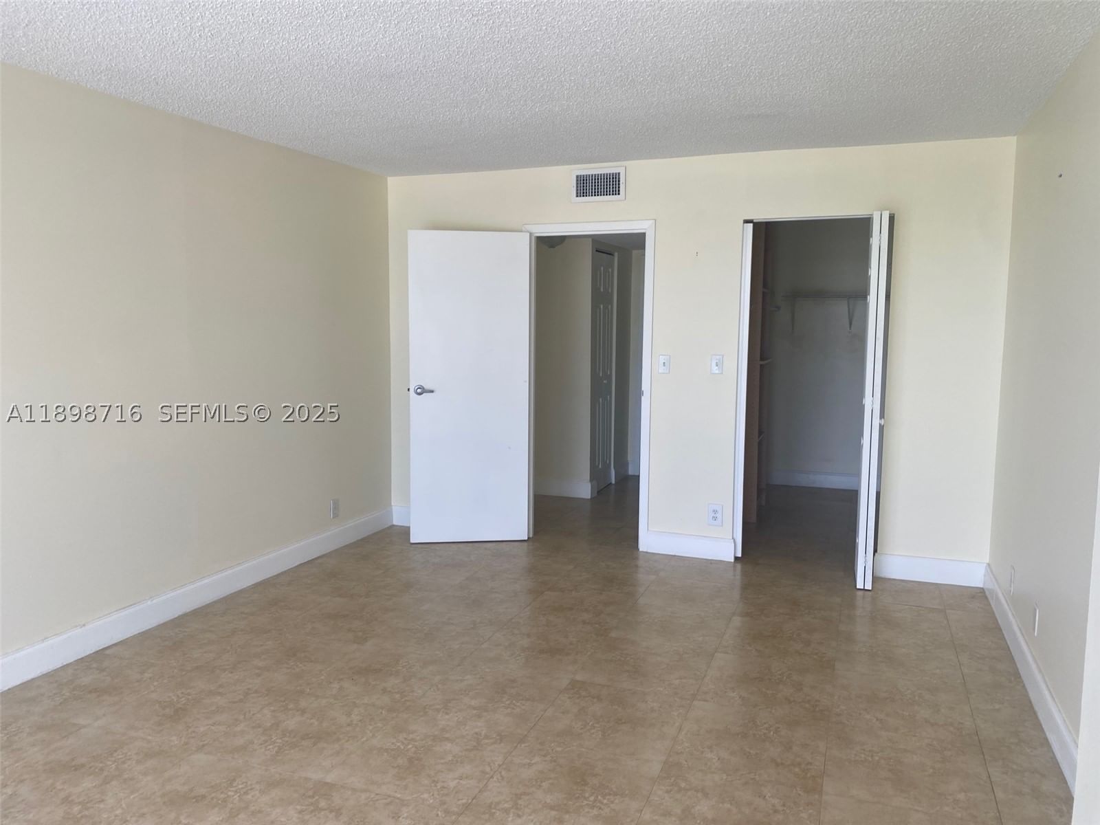 Real estate property located at 1000 Parkview Dr #427, Broward, Oceanview Park Condo, Hallandale Beach, FL