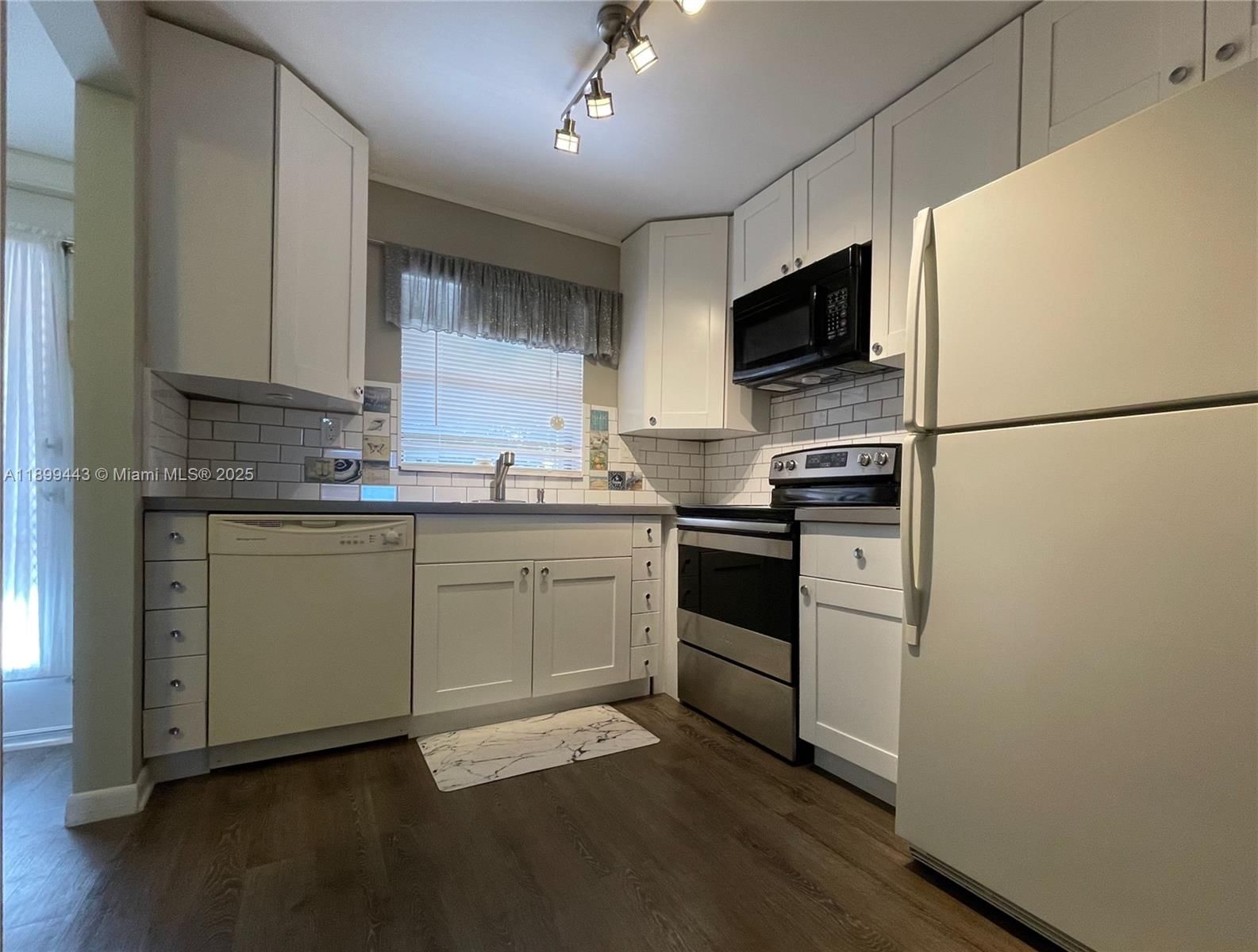 Real estate property located at 10123 Sunrise Lakes Blvd #208, Broward, Sunrise Lakes 156 Condo, Sunrise, FL
