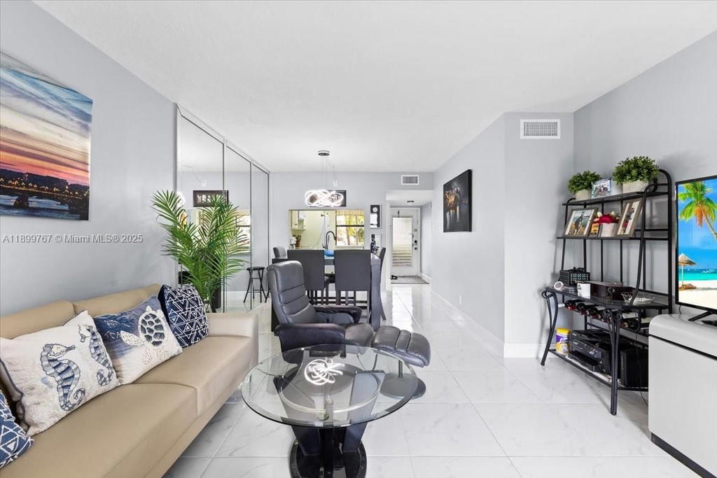 Real estate property located at 10402 Sunrise Lakes Blvd #103, Broward, Sunrise Lakes 217 Condo, Sunrise, FL