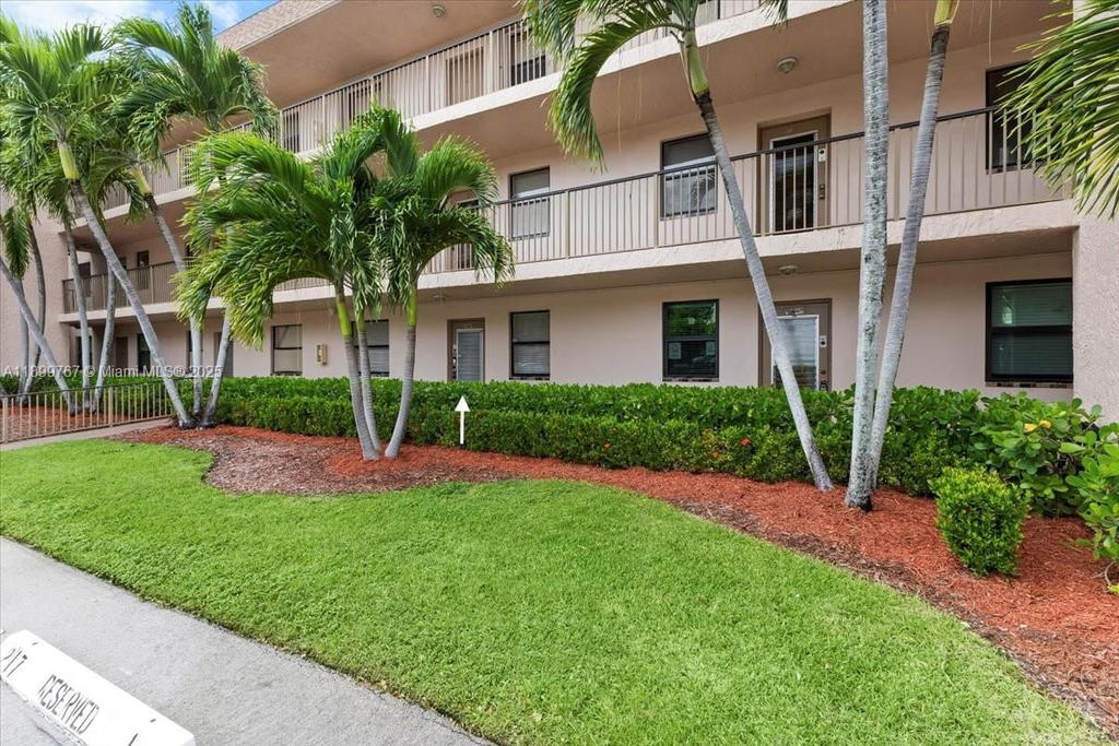 Real estate property located at 10402 Sunrise Lakes Blvd #103, Broward, Sunrise Lakes 217 Condo, Sunrise, FL