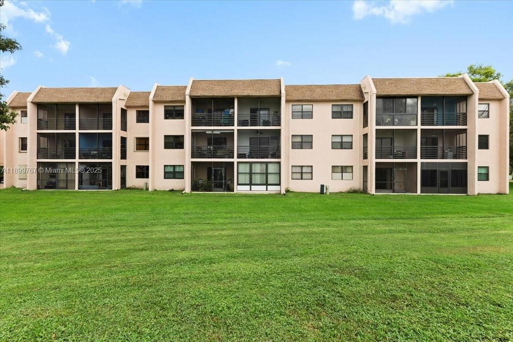Real estate property located at 10402 Sunrise Lakes Blvd #103, Broward, Sunrise Lakes 217 Condo, Sunrise, FL