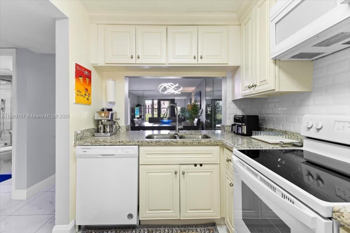 Real estate property located at 10402 Sunrise Lakes Blvd #103, Broward, Sunrise Lakes 217 Condo, Sunrise, FL