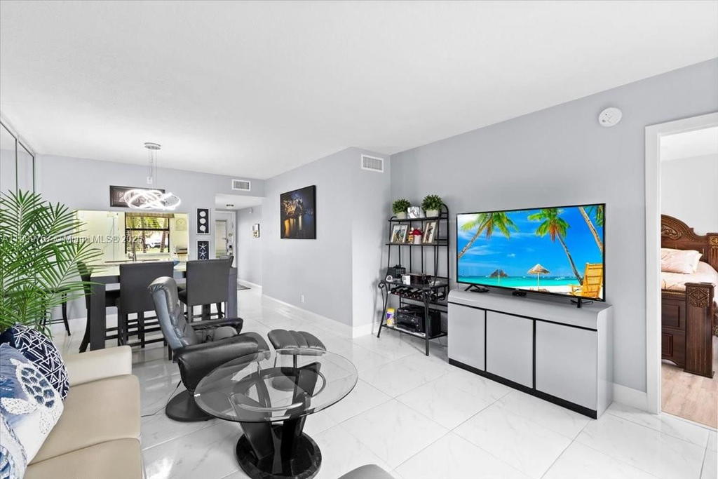 Real estate property located at 10402 Sunrise Lakes Blvd #103, Broward, Sunrise Lakes 217 Condo, Sunrise, FL