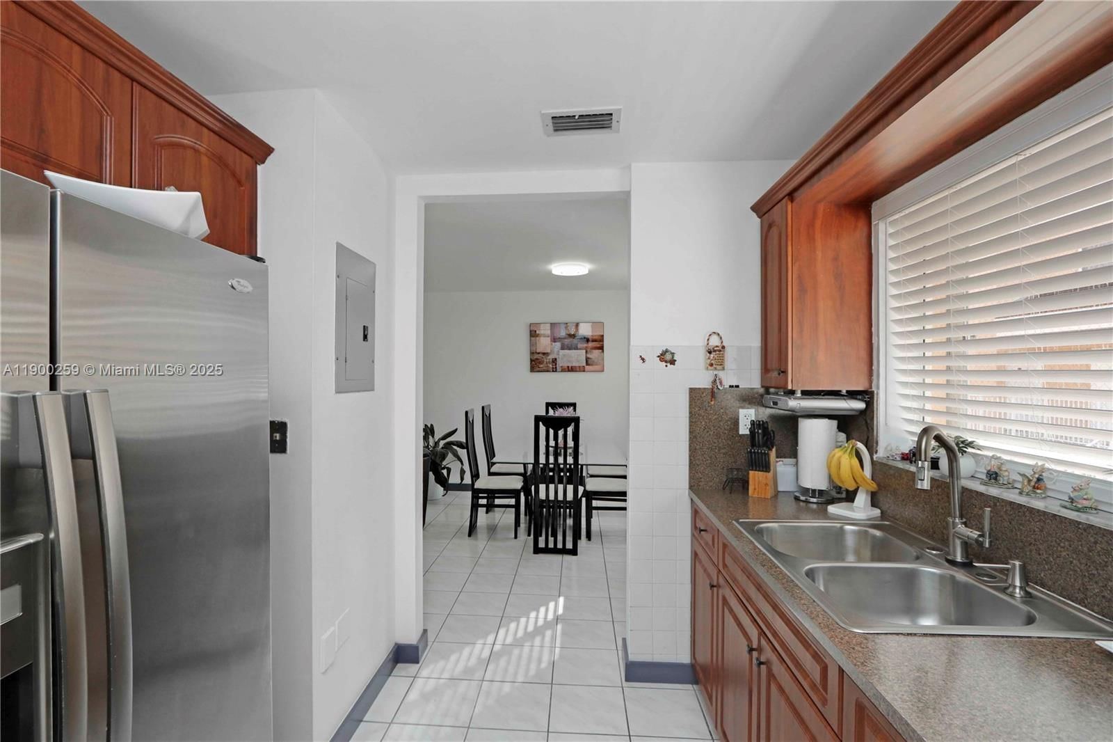Real estate property located at 14901 80th St #211, Miami-dade, The Seasons Villas & Thms, Miami, FL
