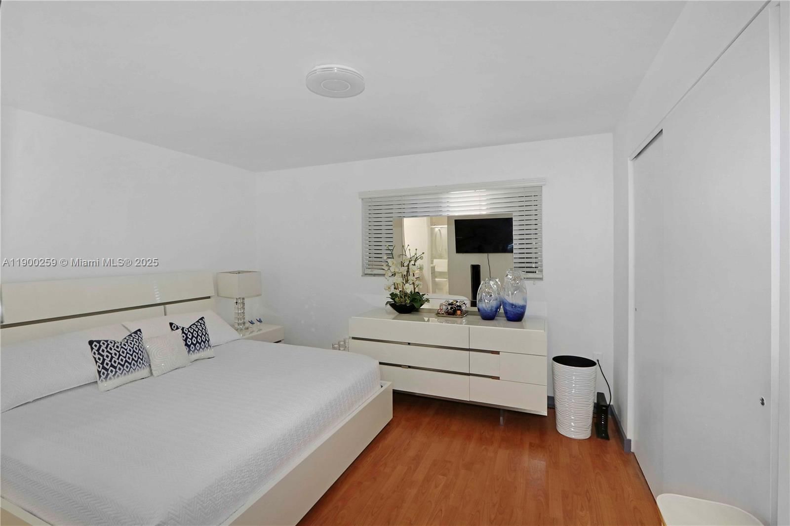 Real estate property located at 14901 80th St #211, Miami-dade, The Seasons Villas & Thms, Miami, FL