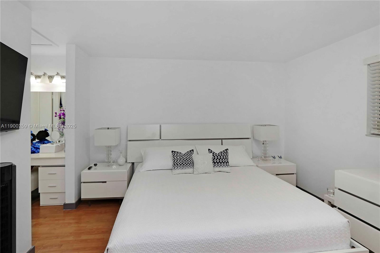 Real estate property located at 14901 80th St #211, Miami-dade, The Seasons Villas & Thms, Miami, FL