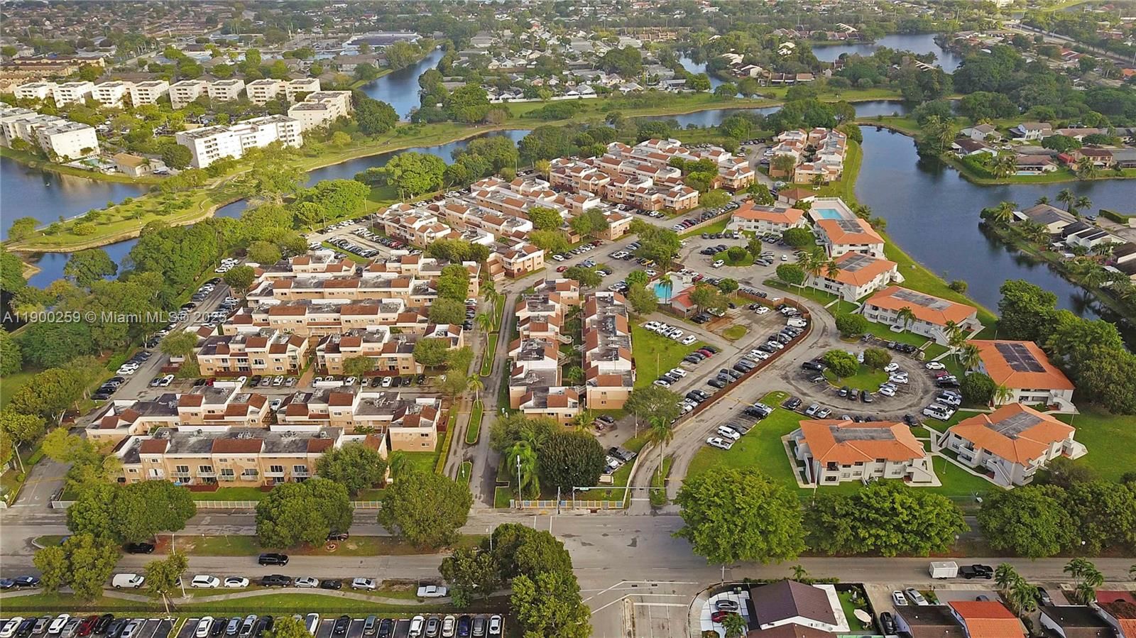 Real estate property located at 14901 80th St #211, Miami-dade, The Seasons Villas & Thms, Miami, FL