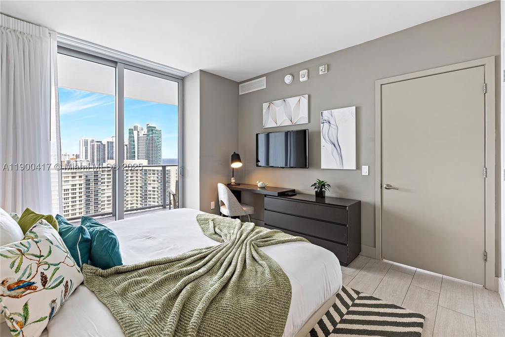 Real estate property located at 4010 Ocean Dr R1701, Broward, 4010 South Ocean Condo, Hollywood, FL