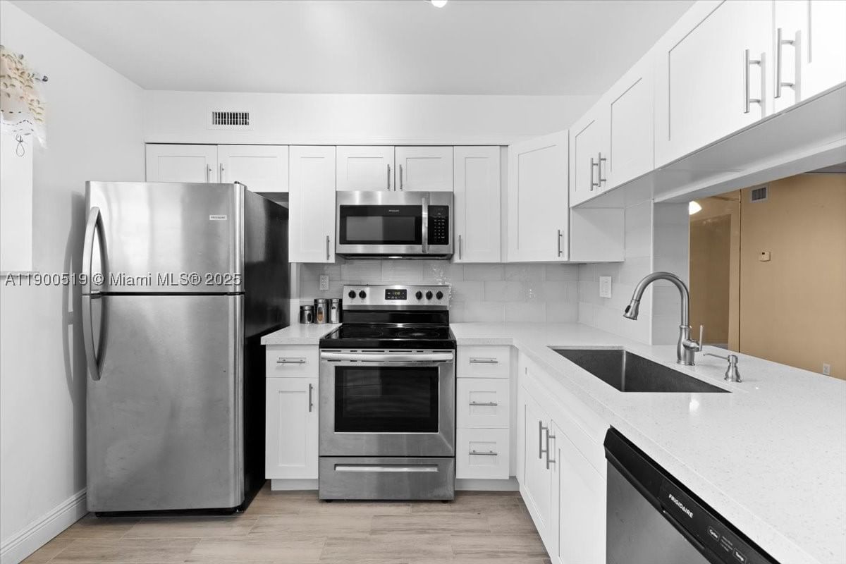 Real estate property located at 3047 Oakland Forest Dr #204, Broward, Oakland Forest Club Condo, Oakland Park, FL