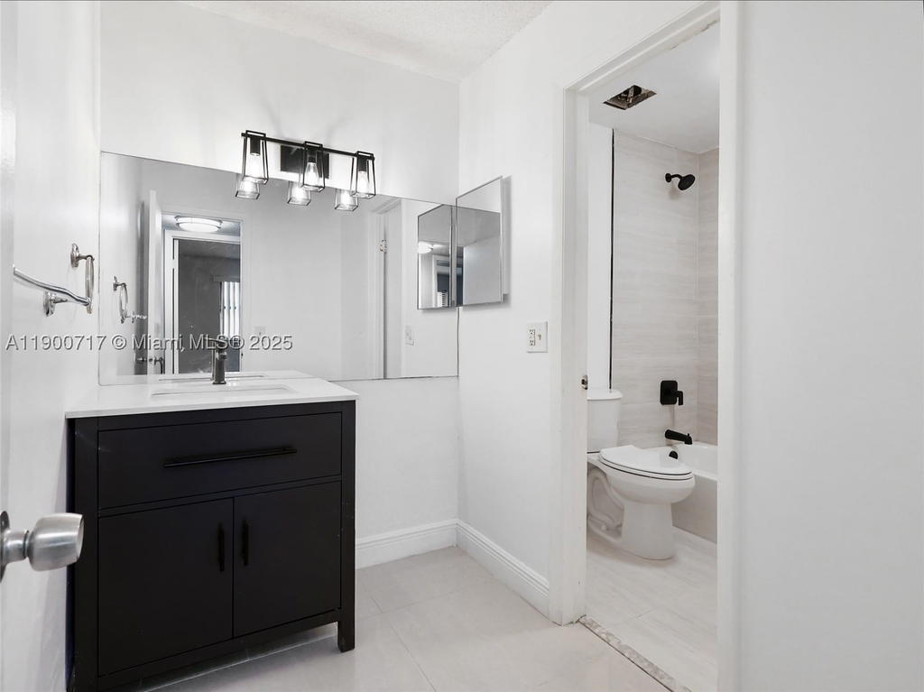 Real estate property located at 15520 80th St B-301, Miami-dade, The Courts At Kendall Con, Miami, FL
