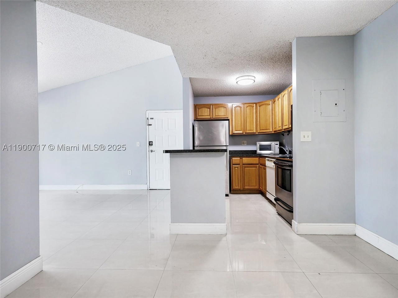 Real estate property located at 15520 80th St B-301, Miami-dade, The Courts At Kendall Con, Miami, FL