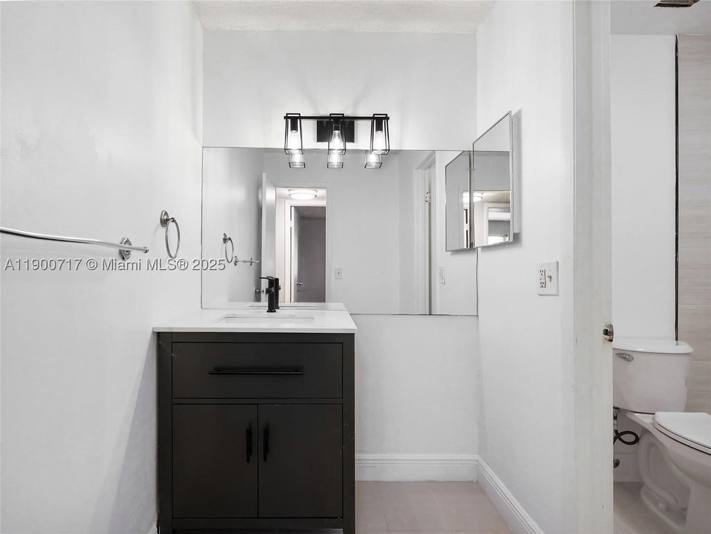Real estate property located at 15520 80th St B-301, Miami-dade, The Courts At Kendall Con, Miami, FL