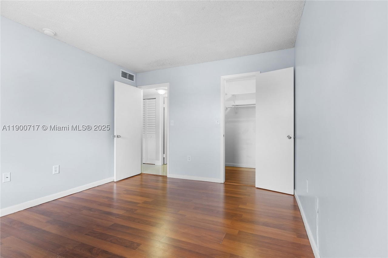 Real estate property located at 15520 80th St B-301, Miami-dade, The Courts At Kendall Con, Miami, FL