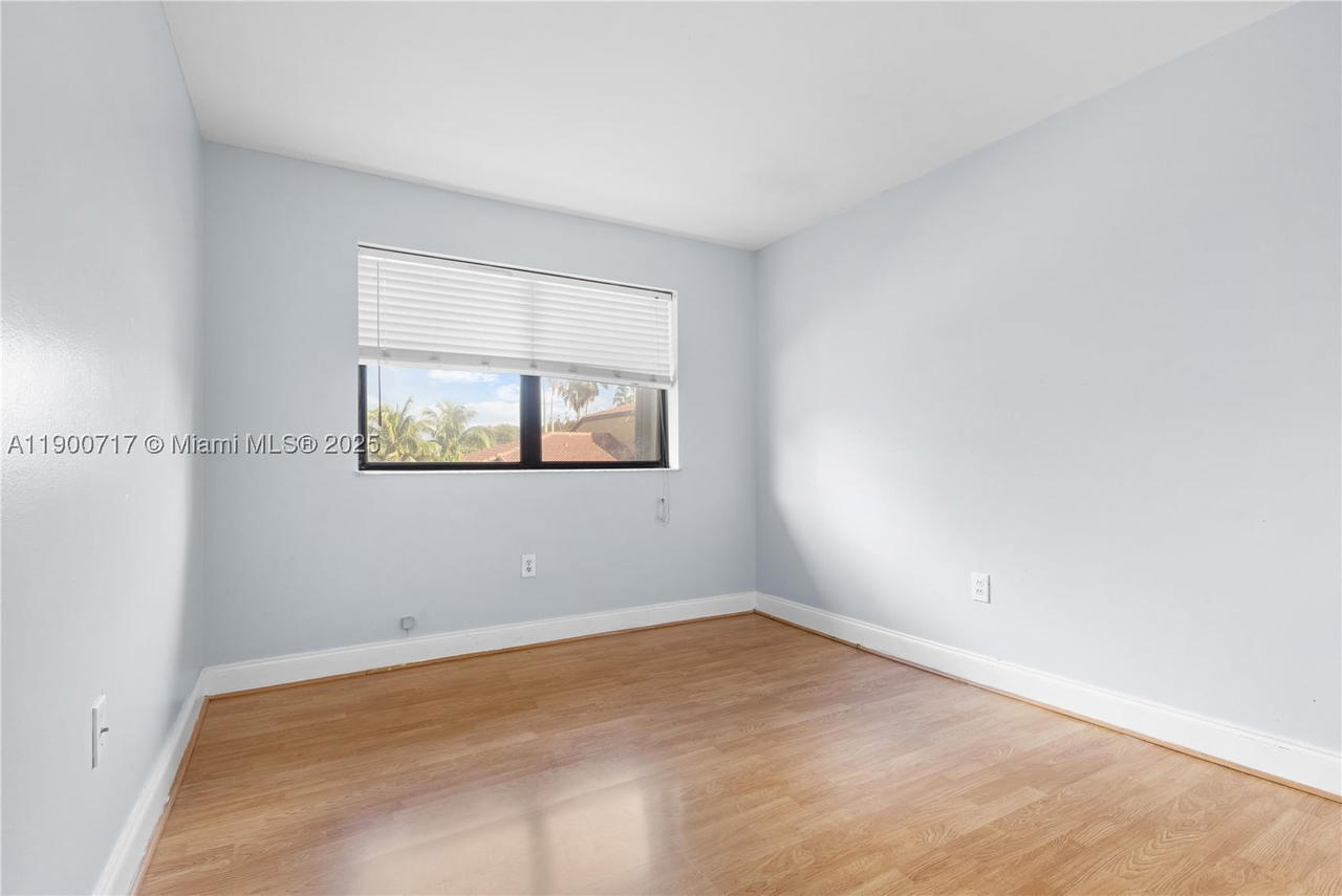 Real estate property located at 15520 80th St B-301, Miami-dade, The Courts At Kendall Con, Miami, FL