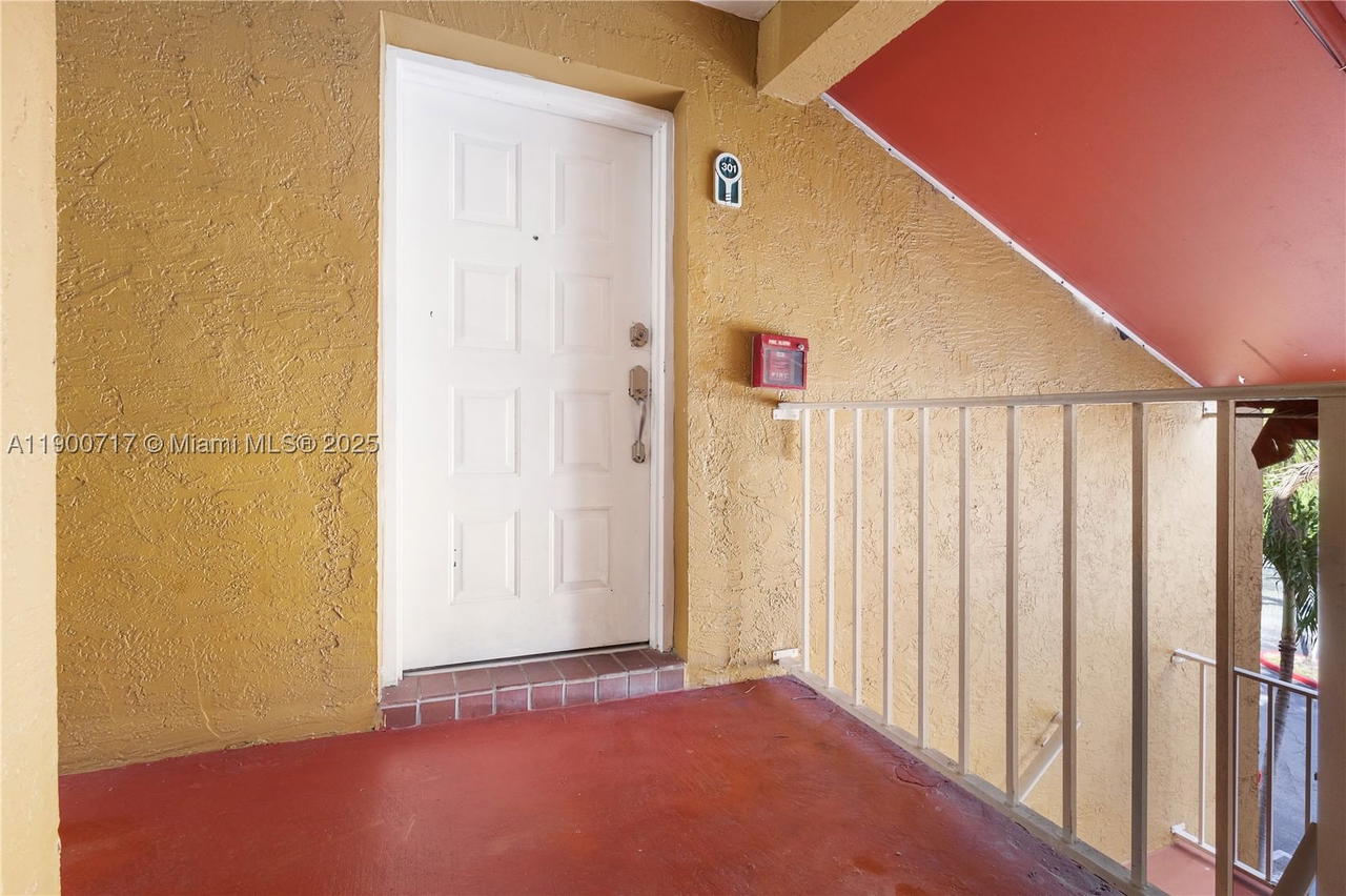 Real estate property located at 15520 80th St B-301, Miami-dade, The Courts At Kendall Con, Miami, FL