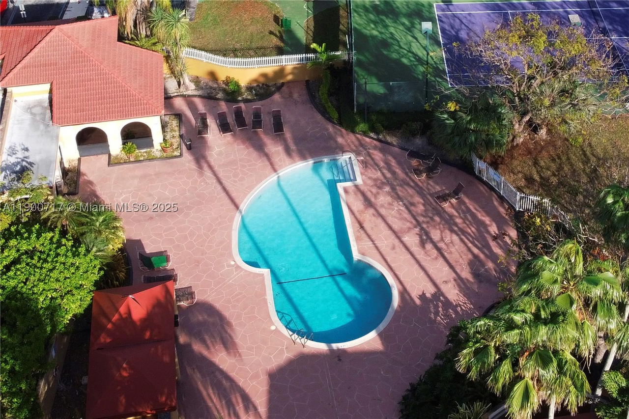 Real estate property located at 15520 80th St B-301, Miami-dade, The Courts At Kendall Con, Miami, FL