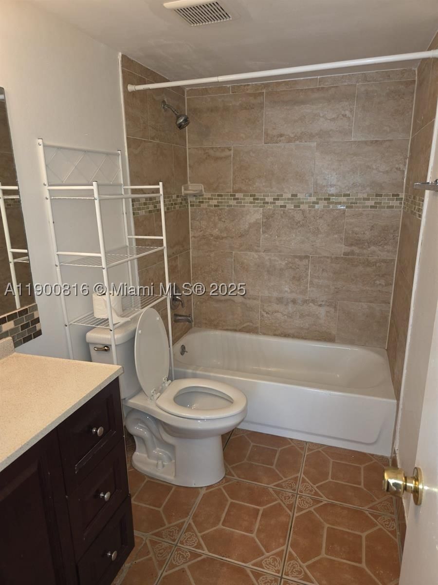 Real estate property located at 117 Lake Emerald Dr #108, Broward, Lake Emerald, Oakland Park, FL
