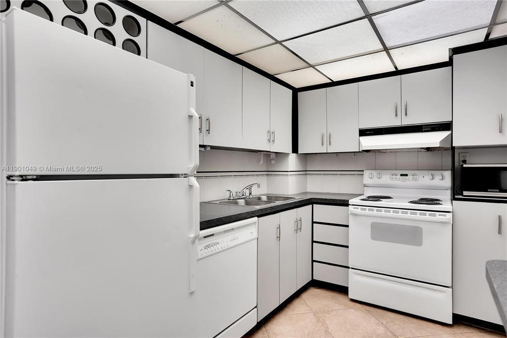Real estate property located at 5005 Collins Ave #607, Miami-dade, The Carriage Club North C, Miami Beach, FL