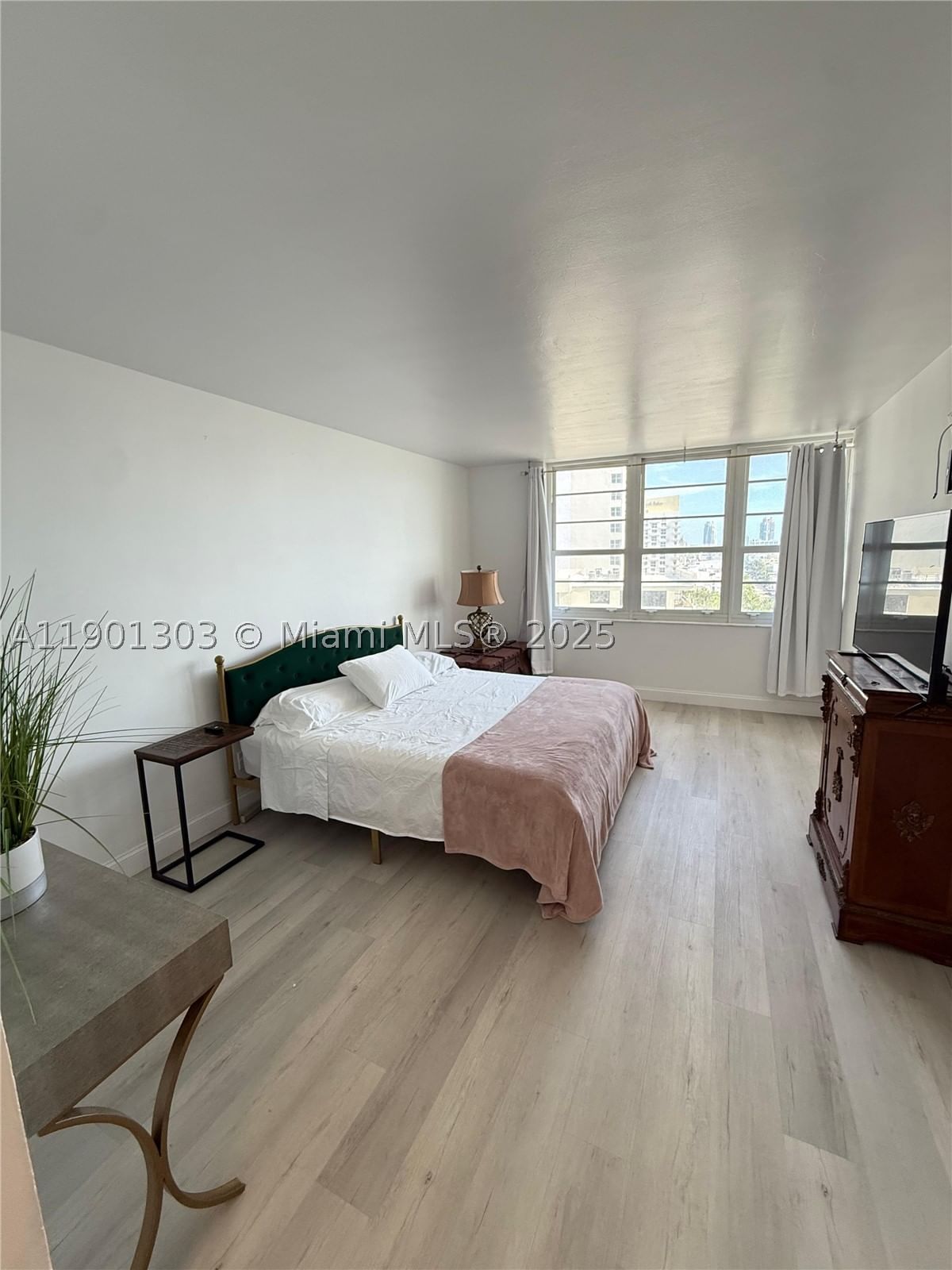 Real estate property located at 100 Lincoln Rd #1111, Miami-dade, The Decoplage Condo, Miami Beach, FL