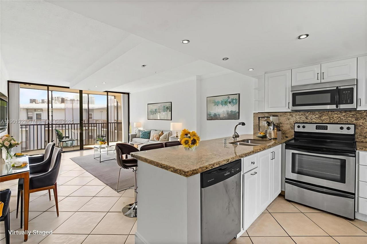 Real estate property located at 3475 Country Club Dr #814, Miami-dade, Ensenada Condo Bldg E-ii, Aventura, FL