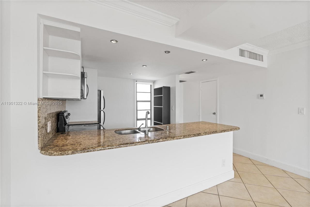 Real estate property located at 3475 Country Club Dr #814, Miami-dade, Ensenada Condo Bldg E-ii, Aventura, FL