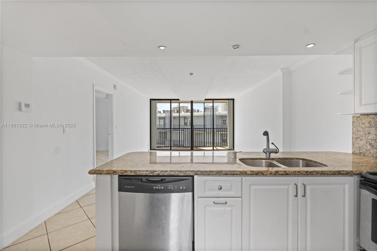 Real estate property located at 3475 Country Club Dr #814, Miami-dade, Ensenada Condo Bldg E-ii, Aventura, FL