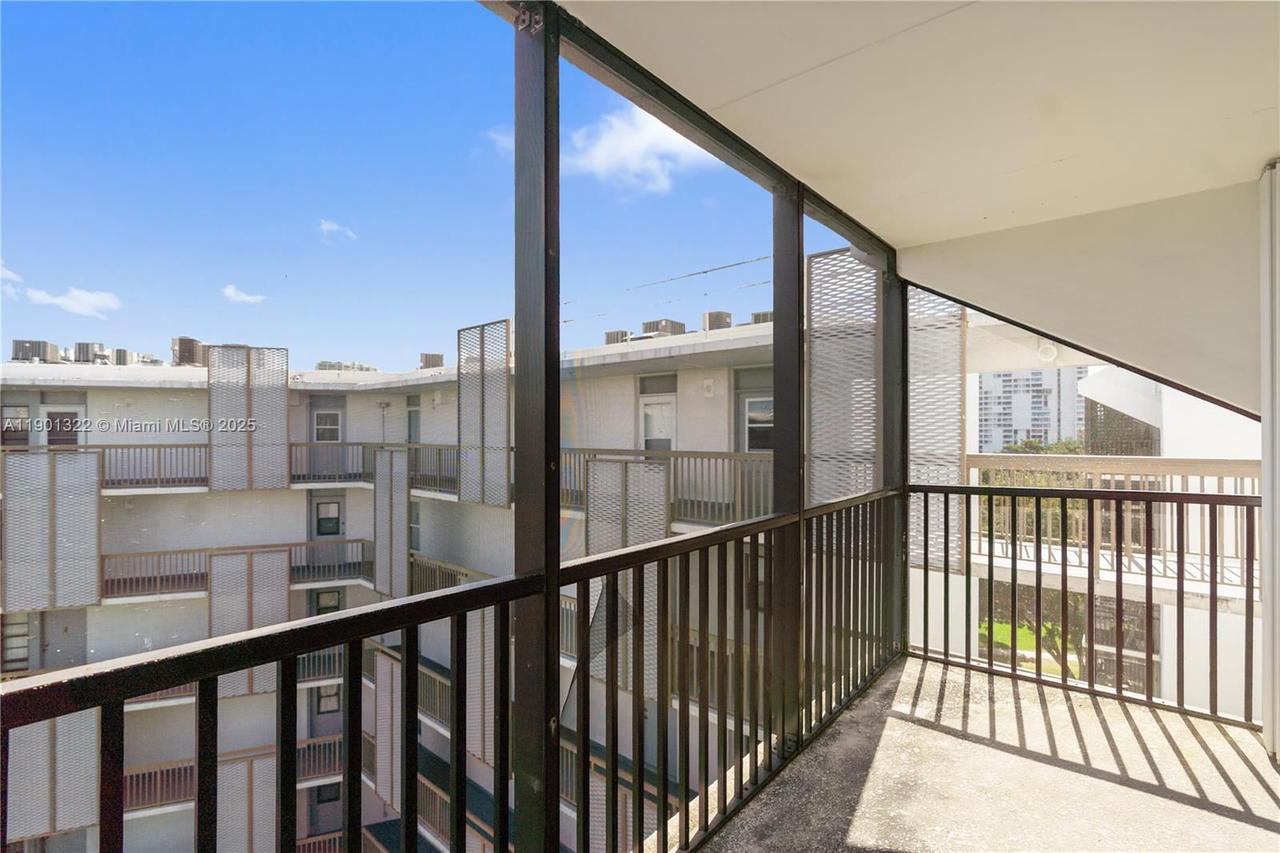 Real estate property located at 3475 Country Club Dr #814, Miami-dade, Ensenada Condo Bldg E-ii, Aventura, FL