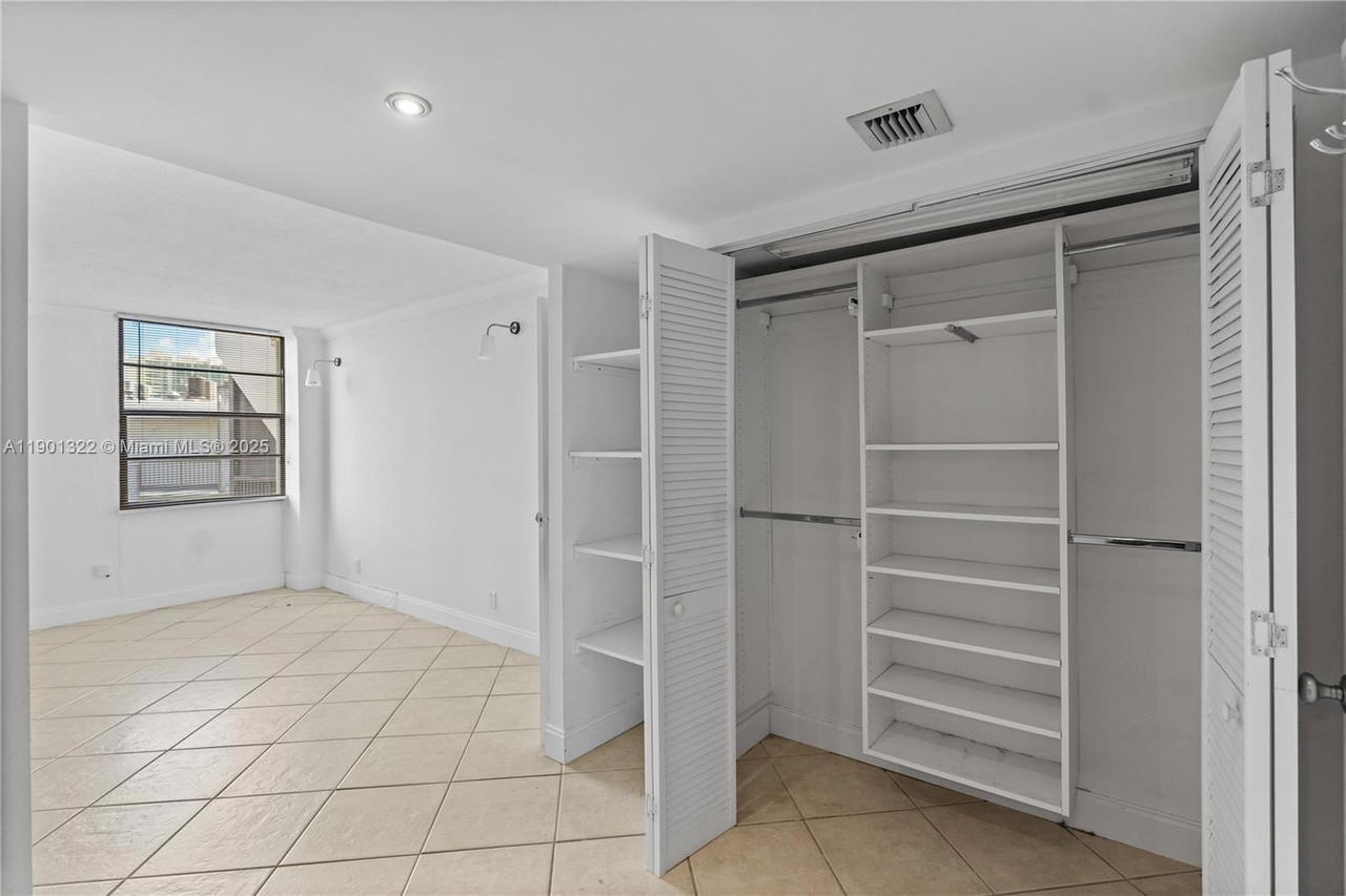 Real estate property located at 3475 Country Club Dr #814, Miami-dade, Ensenada Condo Bldg E-ii, Aventura, FL