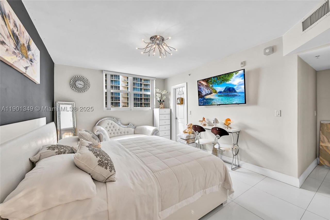 Real estate property located at 3001 Ocean Dr #1513, Broward, Residences On Hollywood B, Hollywood, FL