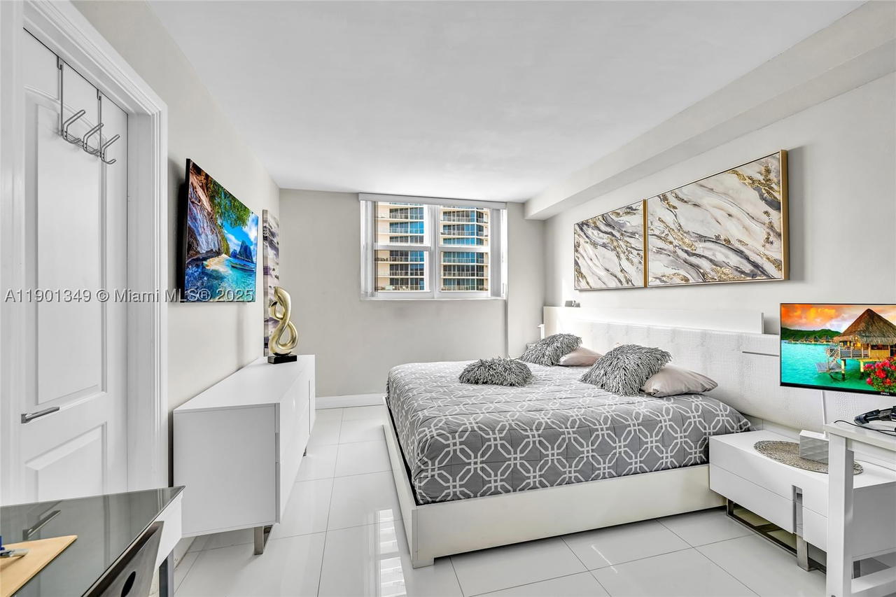Real estate property located at 3001 Ocean Dr #1513, Broward, Residences On Hollywood B, Hollywood, FL