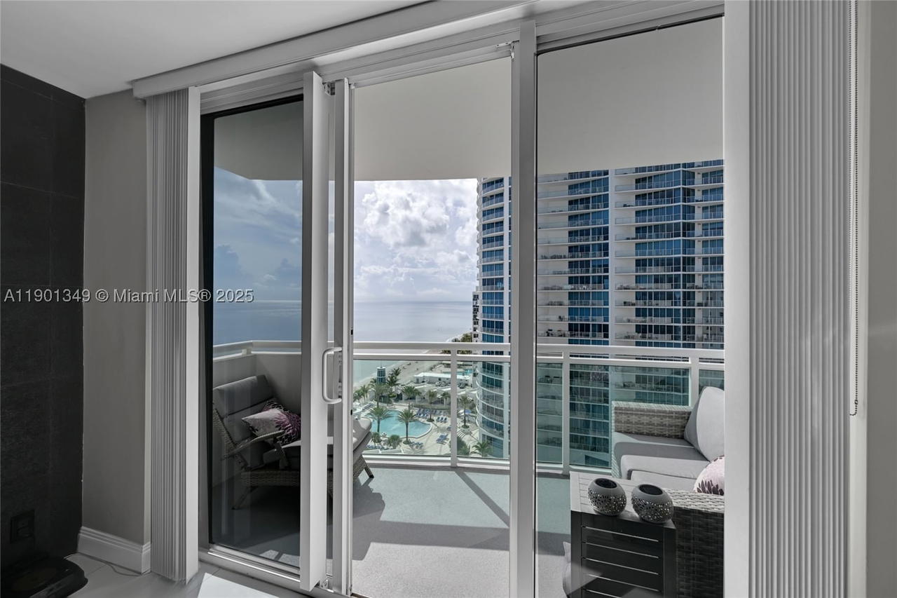 Real estate property located at 3001 Ocean Dr #1513, Broward, Residences On Hollywood B, Hollywood, FL