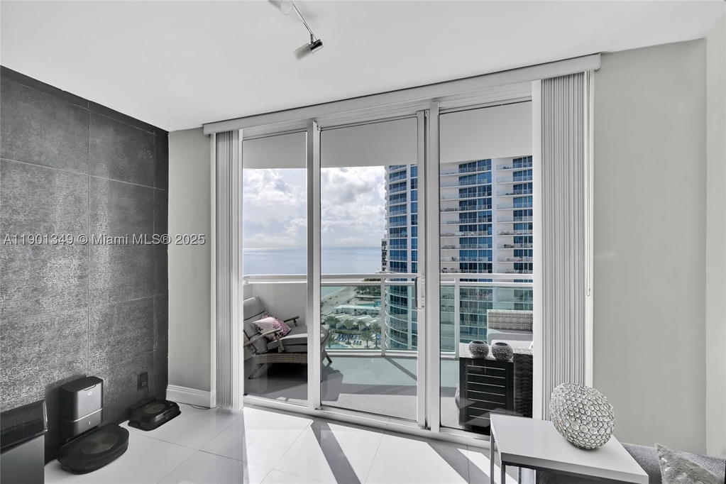 Real estate property located at 3001 Ocean Dr #1513, Broward, Residences On Hollywood B, Hollywood, FL