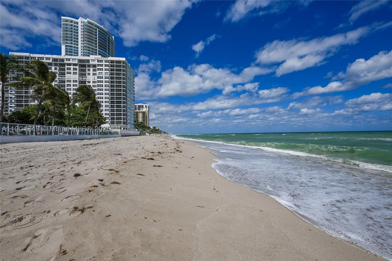 Real estate property located at 3001 Ocean Dr #1513, Broward, Residences On Hollywood B, Hollywood, FL