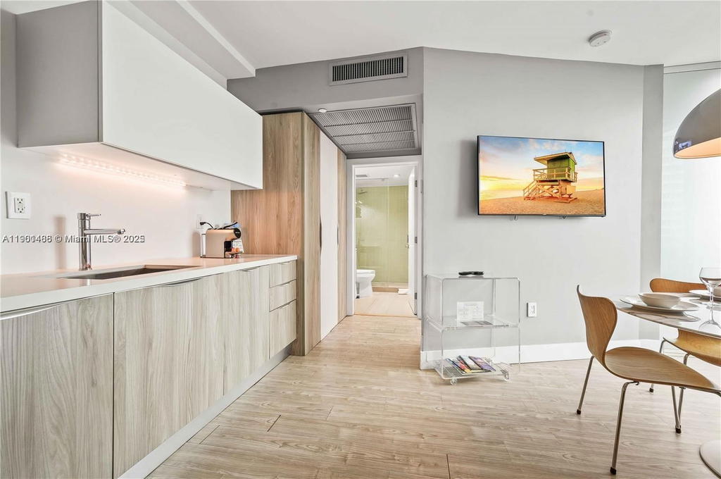 Real estate property located at 1215 West Ave #605, Miami-dade, Bay View Sub, Miami Beach, FL