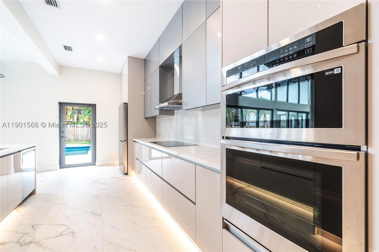 Real estate property located at 842 Coco Plum Cir, Broward, Jacaranda Area 9, Plantation, FL