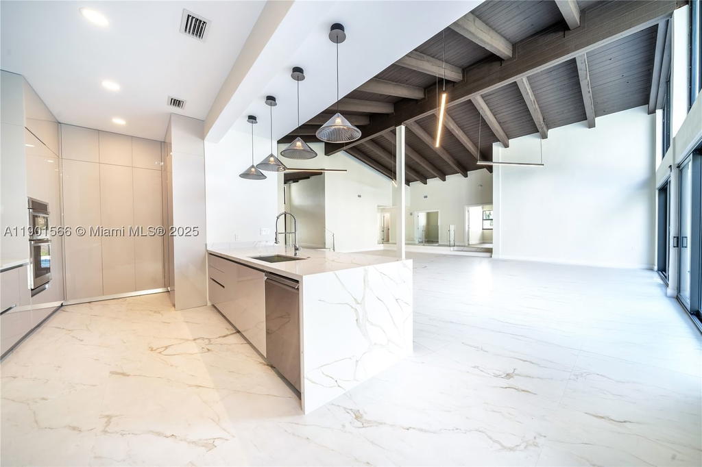 Real estate property located at 842 Coco Plum Cir, Broward, Jacaranda Area 9, Plantation, FL