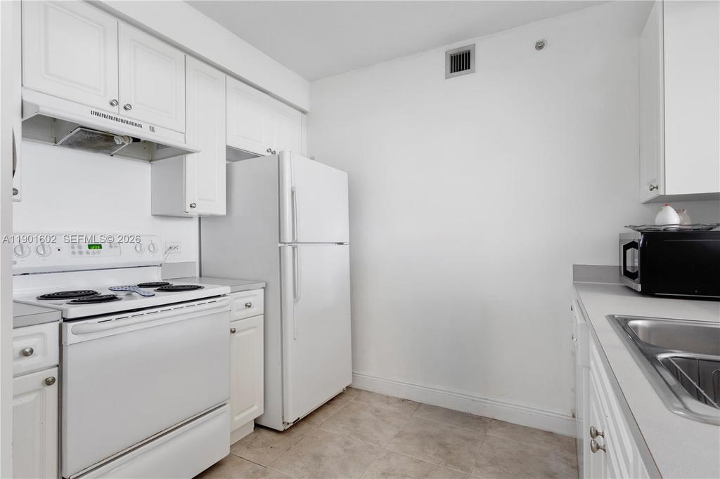 Real estate property located at 900 8th St #1009, Miami-dade, Brickell Vista Condo, Miami, FL