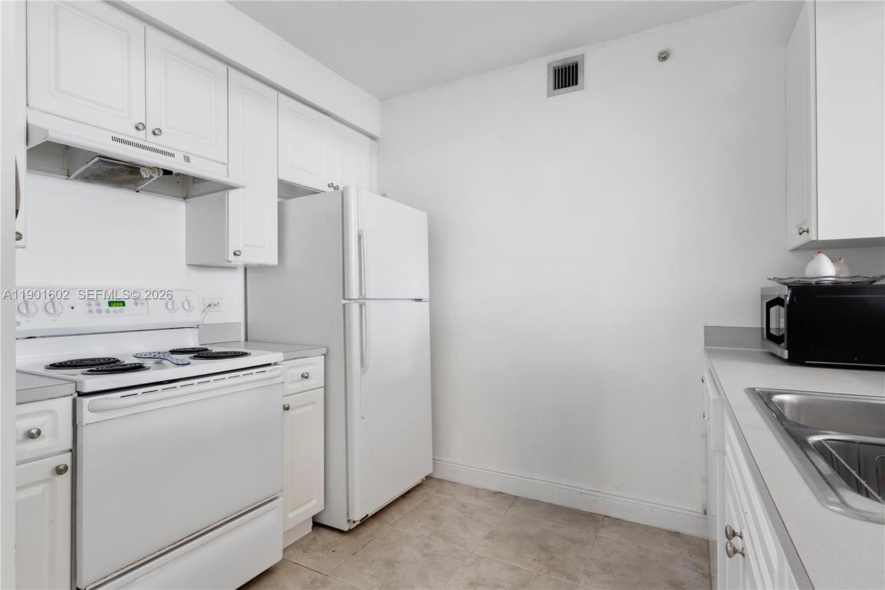 Real estate property located at 900 8th St #1009, Miami-dade, Brickell Vista Condo, Miami, FL