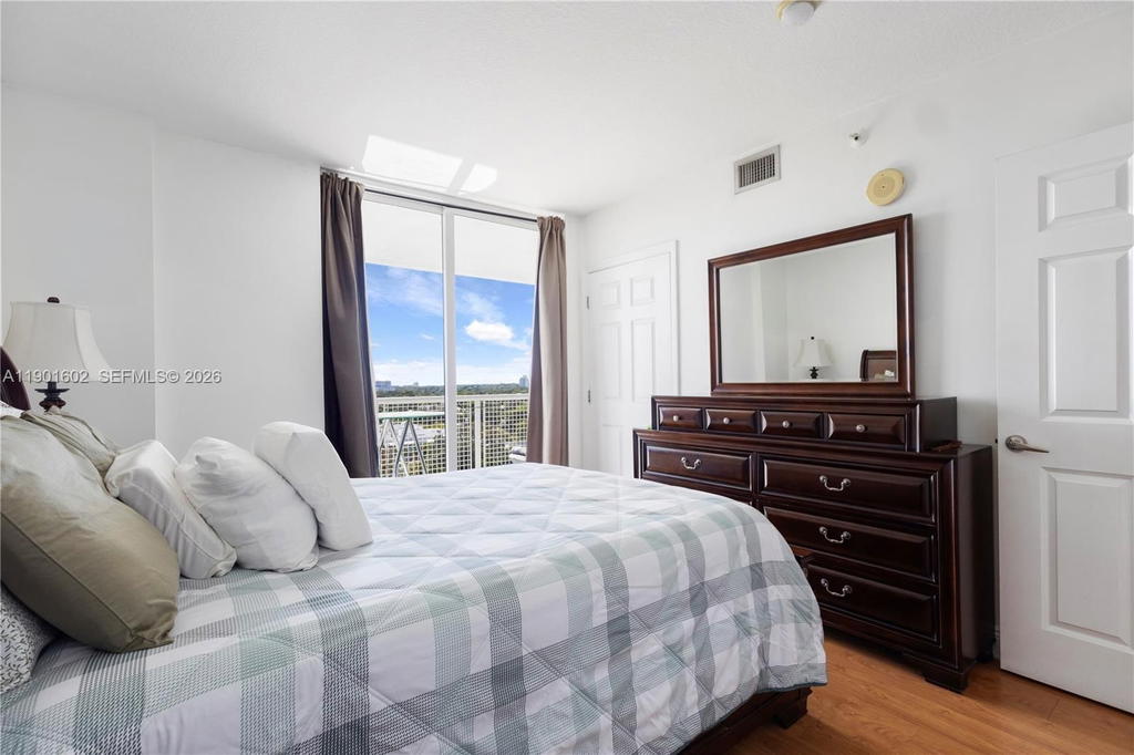 Real estate property located at 900 8th St #1009, Miami-dade, Brickell Vista Condo, Miami, FL