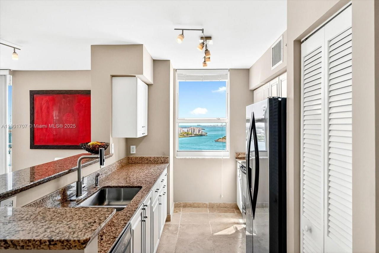 Real estate property located at 90 Alton Rd #2002, Miami-dade, Yacht Club At Portofino C, Miami Beach, FL