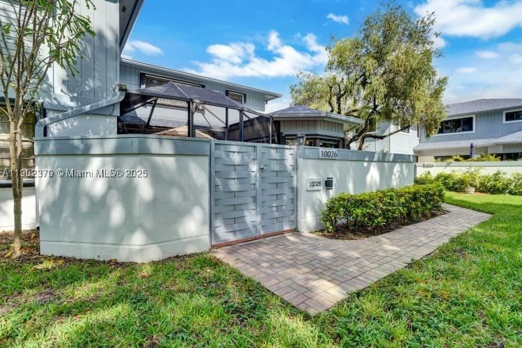 Real estate property located at 10026 52nd Ter, Miami-dade, The Townhomes Of Doral Oa, Doral, FL