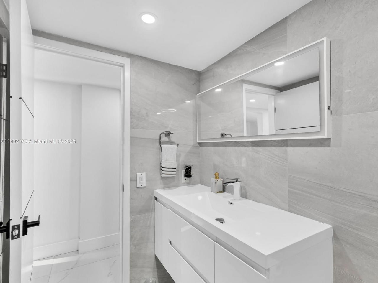 Real estate property located at 1890 56th St #1307, Miami-dade, Palm-east Gardens Condo, Hialeah, FL