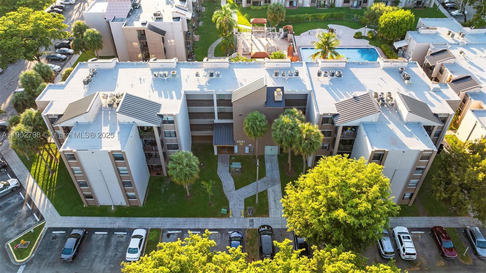 Real estate property located at 3581 117th Ave #5-207, Miami-dade, Westbird Village Condo, Miami, FL
