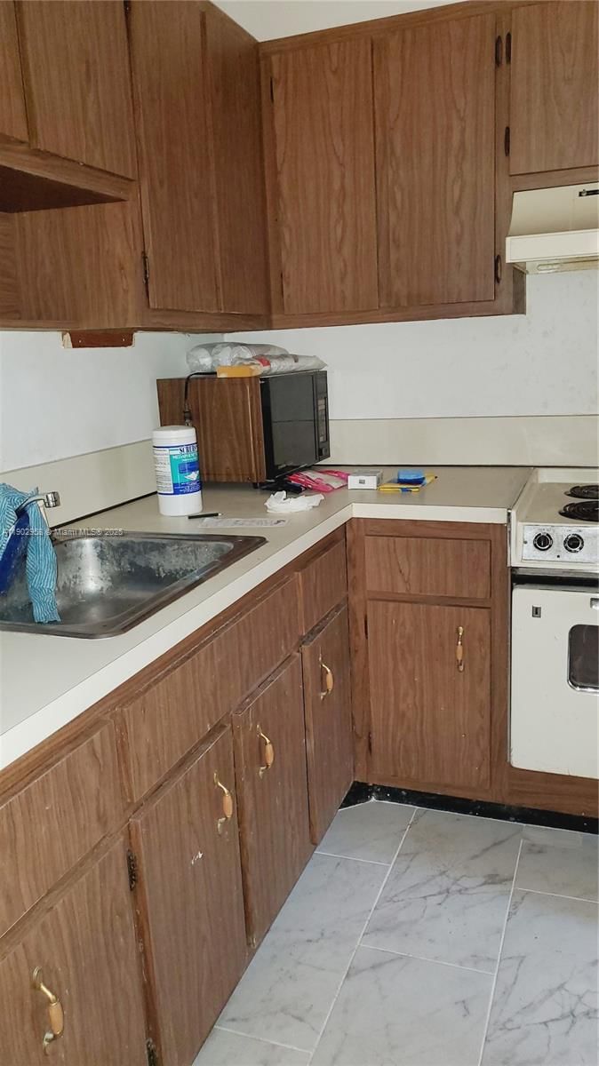 Real estate property located at 5301 77th Ct #201G, Miami-dade, Lakeview Gardens Condo, Miami, FL