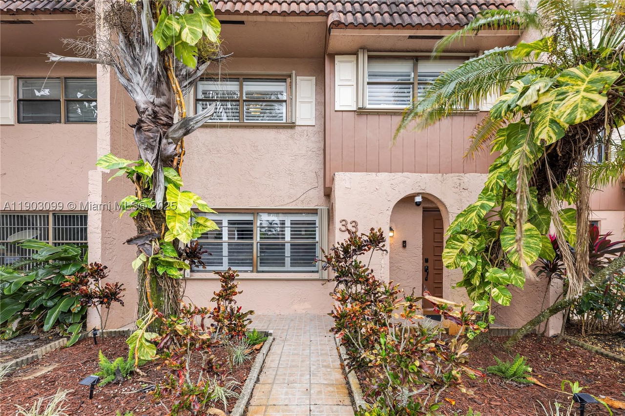 Real estate property located at 33 Madrid Ln #4-9, Broward, Valencia Village Condo Ph, Davie, FL