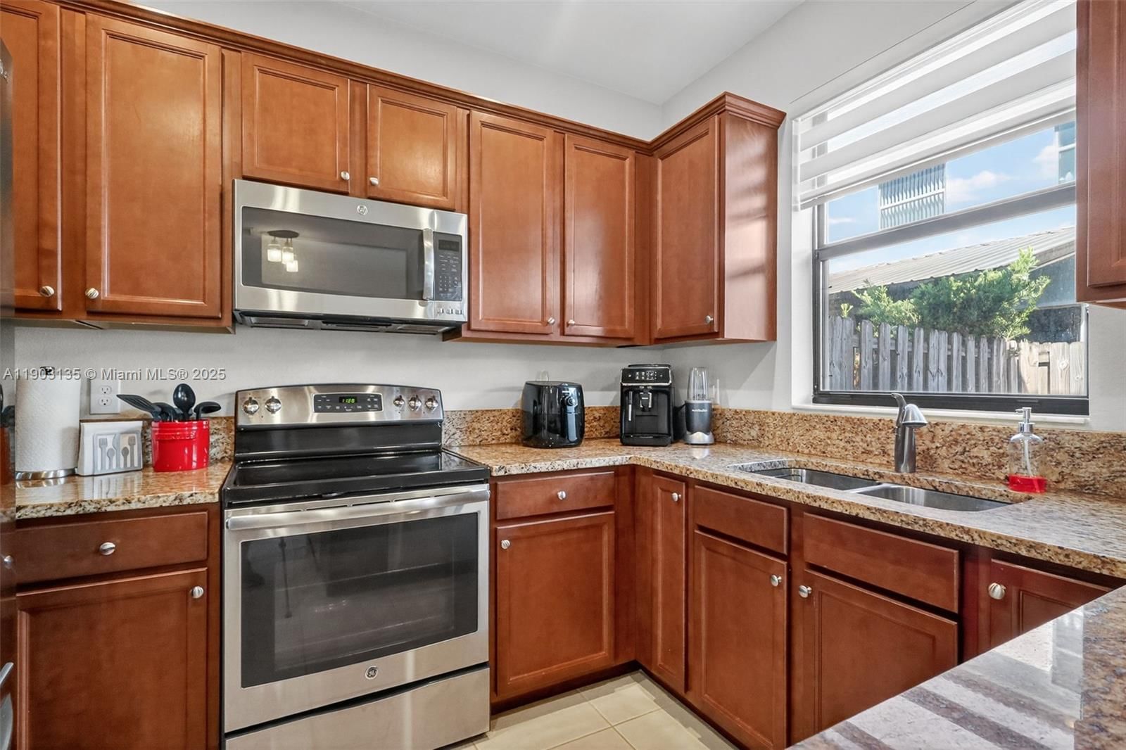 Real estate property located at 11301 88th St, Miami-dade, Villa Bello, Doral, FL
