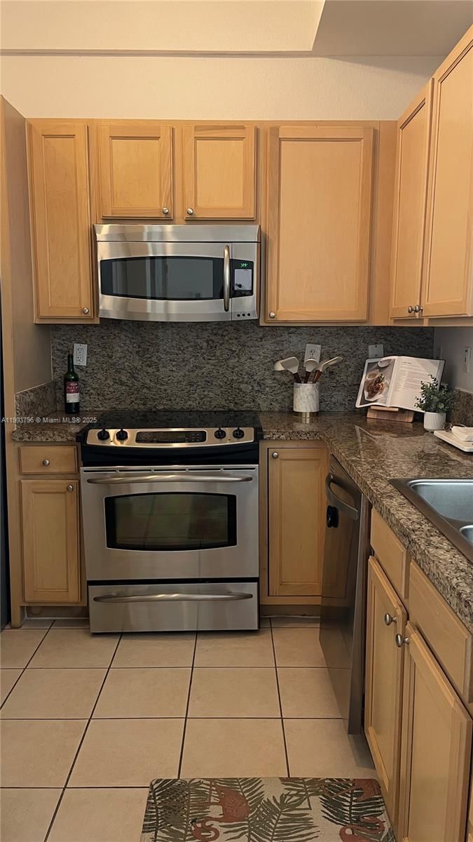 Real estate property located at 6001 70th St #113, Miami-dade, Valencia Condo, South Miami, FL